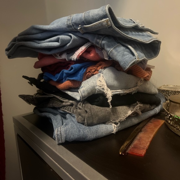 HUGE CLOSET CLEANOUT - Picture 2 of 2